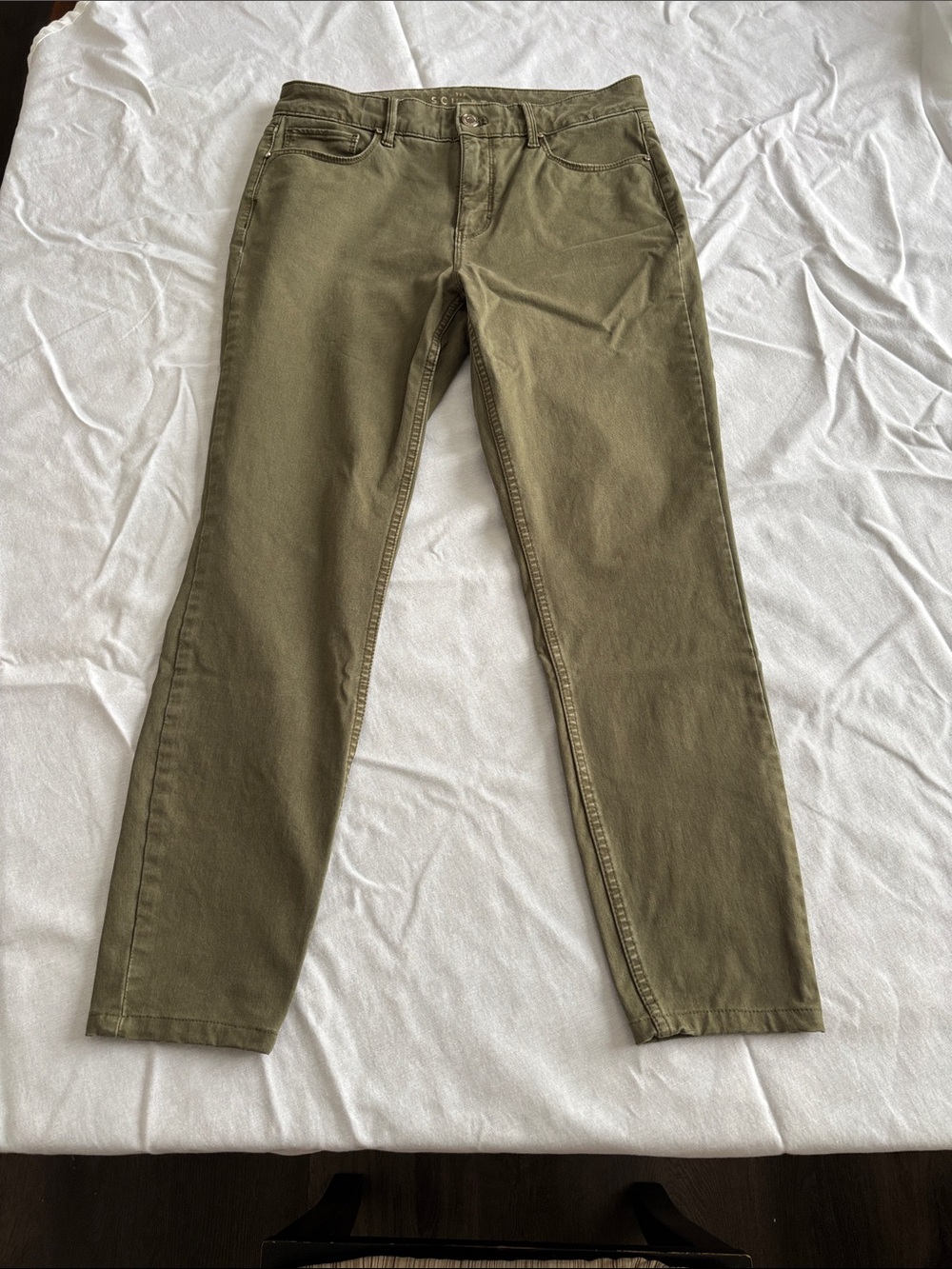 White House Black Market Sculpt Jeans in Olive. Size 6